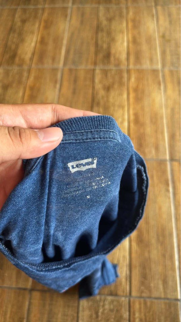 LEVIS CAMOU TSHIRT (Category: Tshirts & Polo Shirts ) located in Manila. Submitted by urban-vintage_2 (Listing ID 1465777935, Image 2). Description: ISSUE: LOOSE STITCH (NEED WASH) MOP :GCASH (NO COD) SHIP VIA: LALAMOVE & J&T LOCATION: PASIG CITY LENGTH: 28 WIDTH :20 .