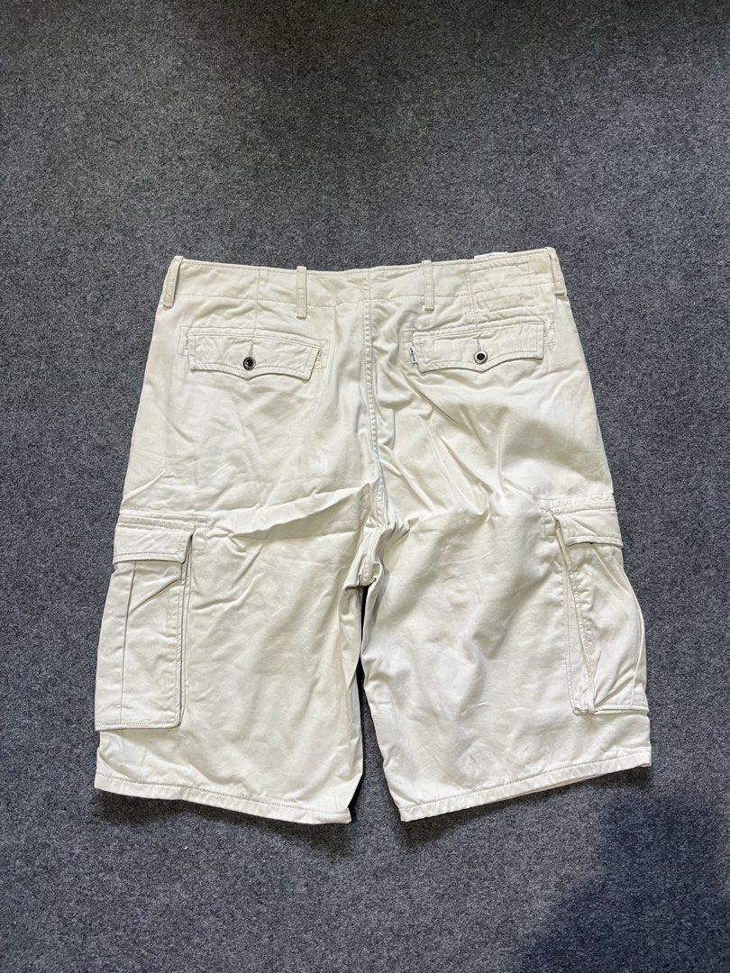 Levi’s cargo short (Category: Shorts) located in Lapu Lapu. Submitted by jhonrener41426 (Listing ID 1464568199, Image 1). Description: Size 34 Length-22 Leg opening-11 Excellent condition Color rate 9.5/10 Authentic Issue none .