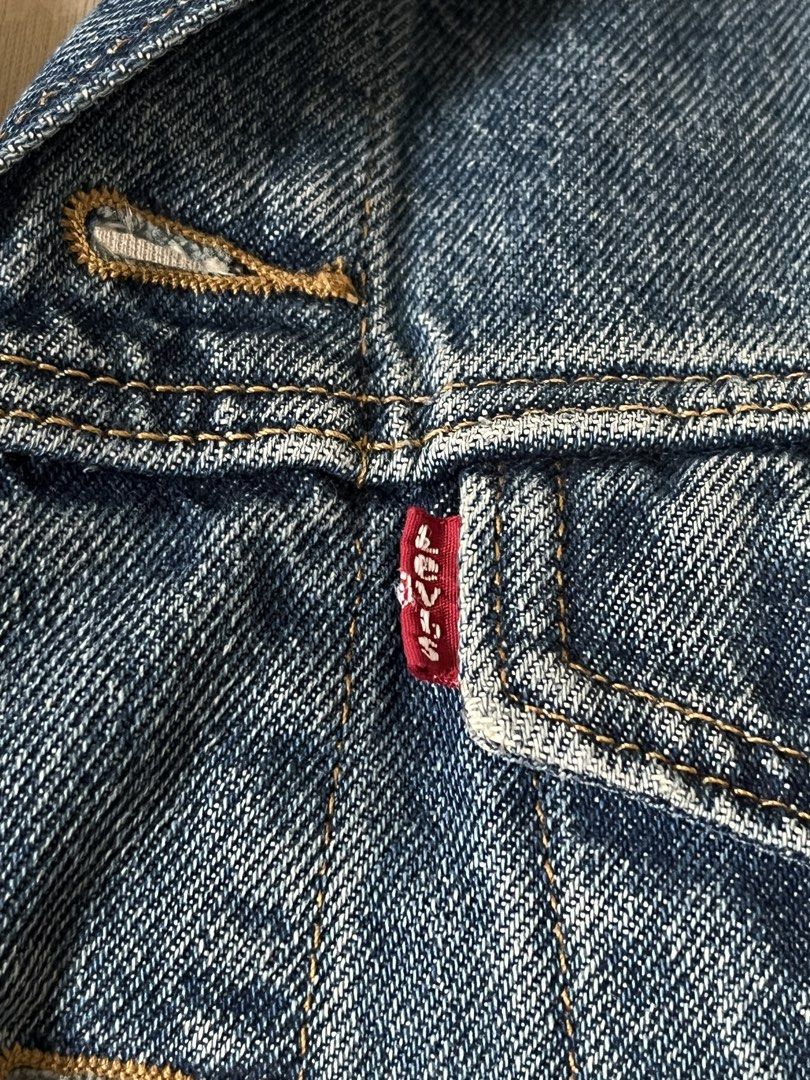 Levi's Classic Denim Jacket Size XS (Category: Coats, Jackets and Outerwear) located in Manila. Submitted by strwb.clo (Listing ID 1465885446, Image 3). Description: ‼️READ FIRST BEFORE BUYING‼️ Brand: Levi Strauss & Co. Style: Classic blue wash denim jacket Size: XS on tag keri up to small. (maliit siya sakin sissy huhu) Brandnew btw, hindi ko pa nagagamit ever. Quality: really good! Pwede siya pang awra, pang everyday if mahilig ka sa denim jac