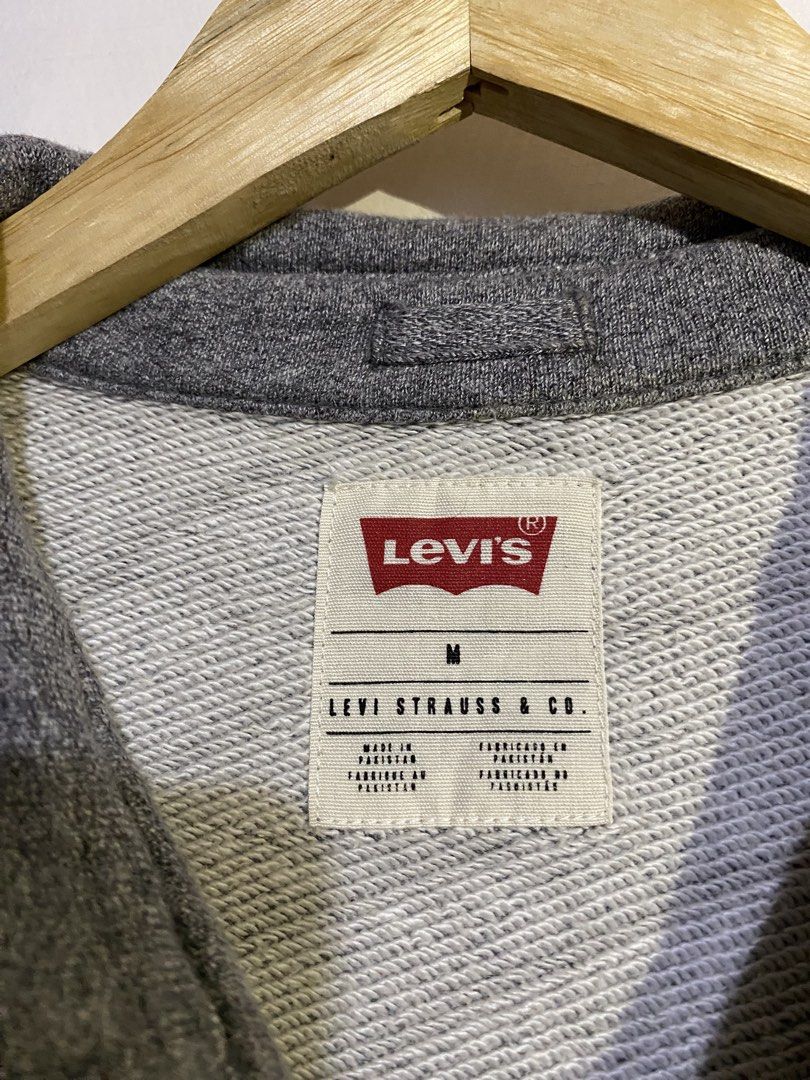 LEVIS LONGSLEEVES (Category: Longsleeves) located in Cebu City. Submitted by arsenyong (Listing ID 1465917191, Image 3). Description: 21 width 30 length Excellent Issue: yellow stain at the back Need wash only.