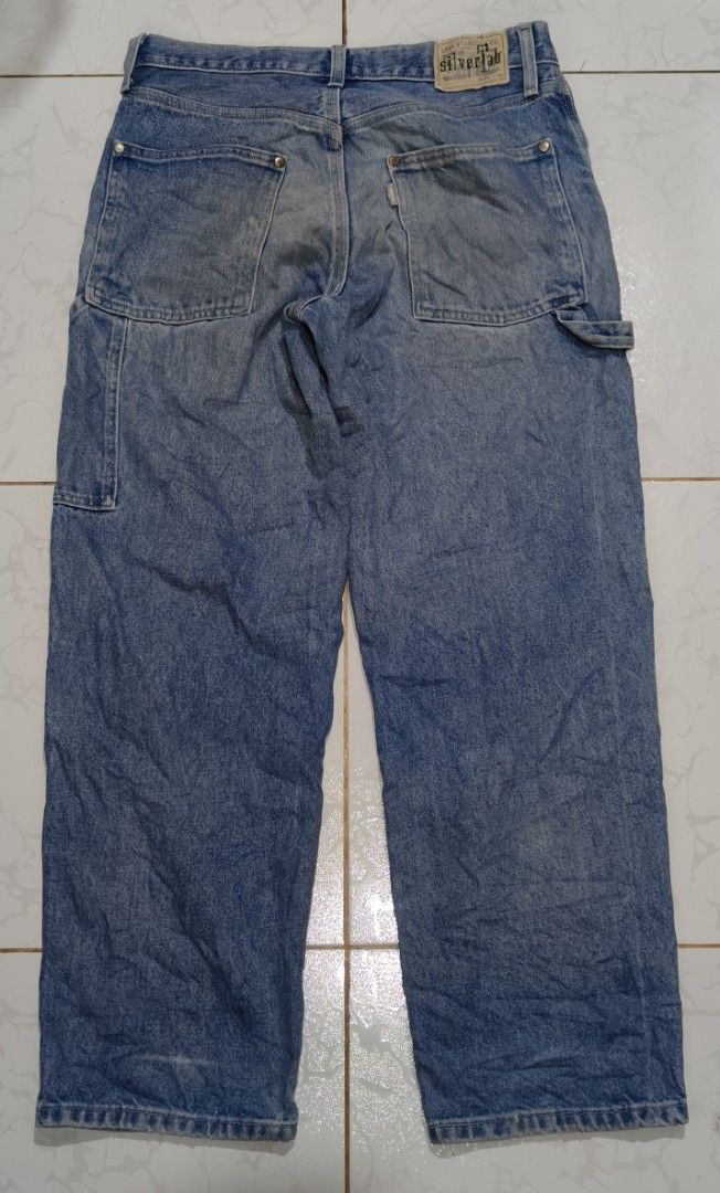 Levi's SilverTab Carpenter Jeans W28 L30 (Category: Jeans) located in Pili. Submitted by fiercestorm.fcba92 (Listing ID 1465840257, Image 2). Description: - Brand/Model: Vintage Levi's SilverTab carpenter jeans - Wash/Color: Light blue with natural fading - Size: Tag says W28 L30 (Regular fit) - Details: Classic utility style, side tool pockets, and hammer loop - Condition: Sturdy heavy cotton denim with authentic distressing on the right knee.