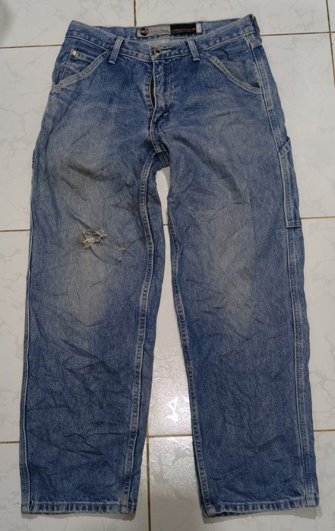 Levi's SilverTab Carpenter Jeans W28 L30 (Category: Jeans) located in Pili. Submitted by fiercestorm.fcba92 (Listing ID 1465840257, Image 1). Description: - Brand/Model: Vintage Levi's SilverTab carpenter jeans - Wash/Color: Light blue with natural fading - Size: Tag says W28 L30 (Regular fit) - Details: Classic utility style, side tool pockets, and hammer loop - Condition: Sturdy heavy cotton denim with authentic distressing on the right knee.