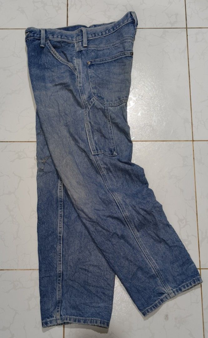 Levi's SilverTab Carpenter Jeans W28 L30 (Category: Jeans) located in Pili. Submitted by fiercestorm.fcba92 (Listing ID 1465840257, Image 3). Description: - Brand/Model: Vintage Levi's SilverTab carpenter jeans - Wash/Color: Light blue with natural fading - Size: Tag says W28 L30 (Regular fit) - Details: Classic utility style, side tool pockets, and hammer loop - Condition: Sturdy heavy cotton denim with authentic distressing on the right knee.