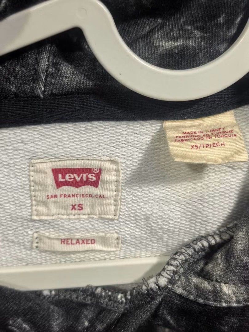 Levis Tie-dye pull over hoodie (Category: Coats, Jackets and Outerwear) located in Baguio. Submitted by gabierfinds (Listing ID 1465883556, Image 3). Description: Levis Tie-dye pull over hoodie ▪️Size XS 21x26L fits M/L ▪️Cotton 💯 ▪️Embroidery chest logo ▪️Normal signs use ▪️No issue ▪️Excellent 👌 ▪️880 + SF 📍 Visit us at #44 Governor Pack Road (Bus Terminal Area).