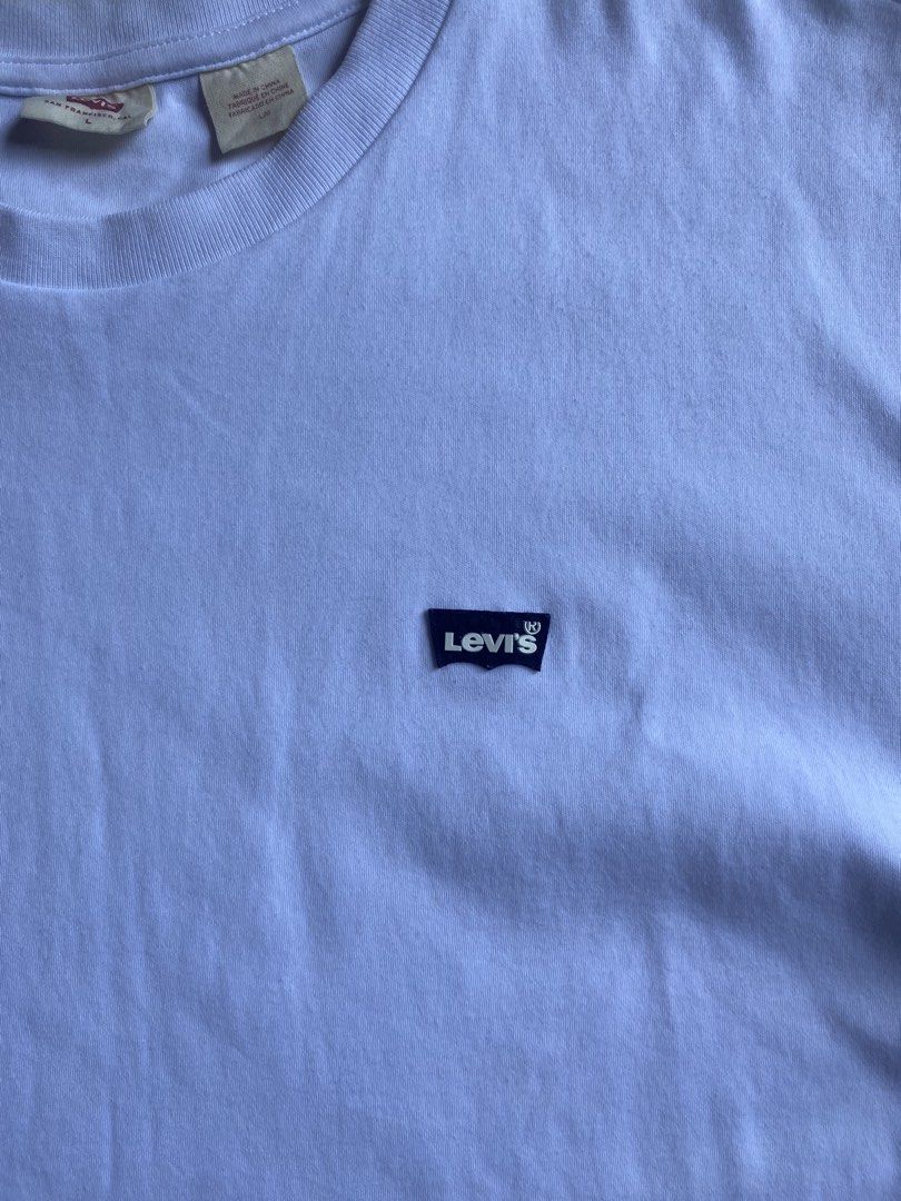 Levi's White tee black patch (Category: Tshirts & Polo Shirts ) located in Davao. Submitted by jirielzac08036 (Listing ID 1465770026, Image 2). Description: width 22 length 28 no issue excellent condition.