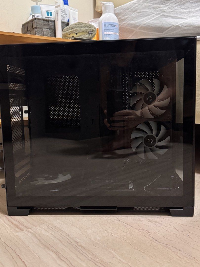 Lian Li O11 Dynamic Mini V1 PC Case (Category: Computer Parts) located in Singapore. Submitted by j88lim (Listing ID 1465922791, Image 2). Description: Lian Li O11 Dynamic Mini V1 Case + 4 Tecware Orbis Fans + Tecware Orbis Fan Hub + LED Controller Total value = $150++.
