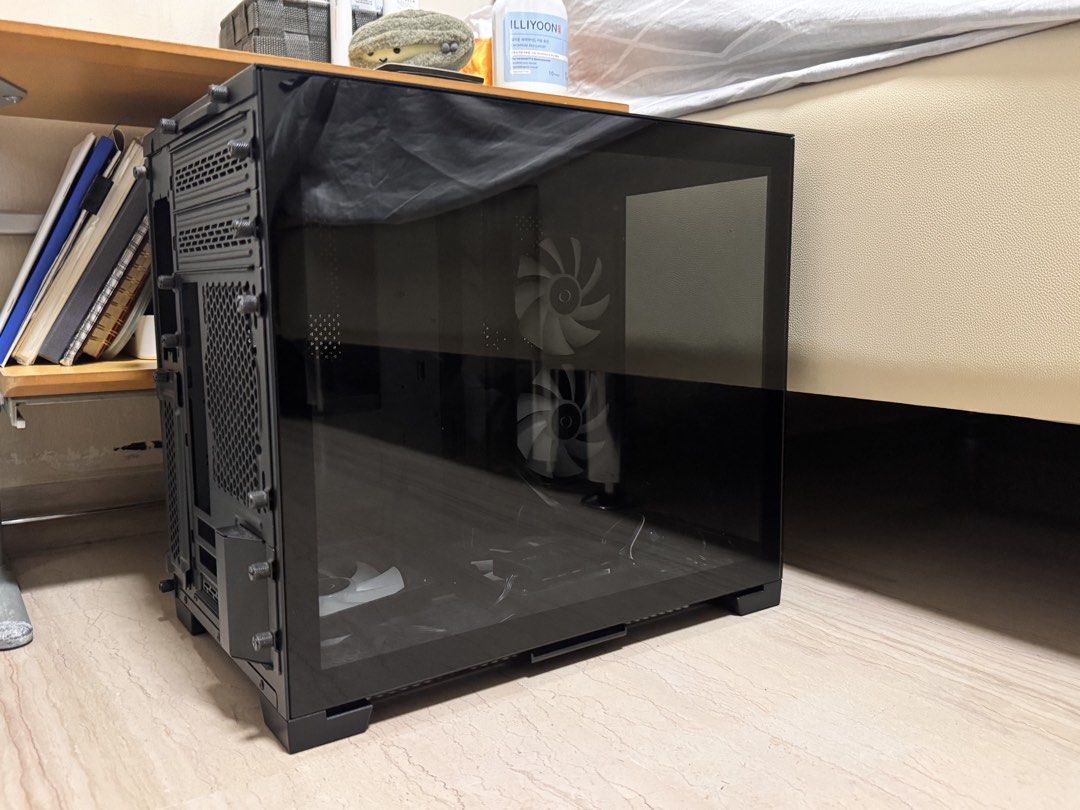 Lian Li O11 Dynamic Mini V1 PC Case (Category: Computer Parts) located in Singapore. Submitted by j88lim (Listing ID 1465922791, Image 3). Description: Lian Li O11 Dynamic Mini V1 Case + 4 Tecware Orbis Fans + Tecware Orbis Fan Hub + LED Controller Total value = $150++.
