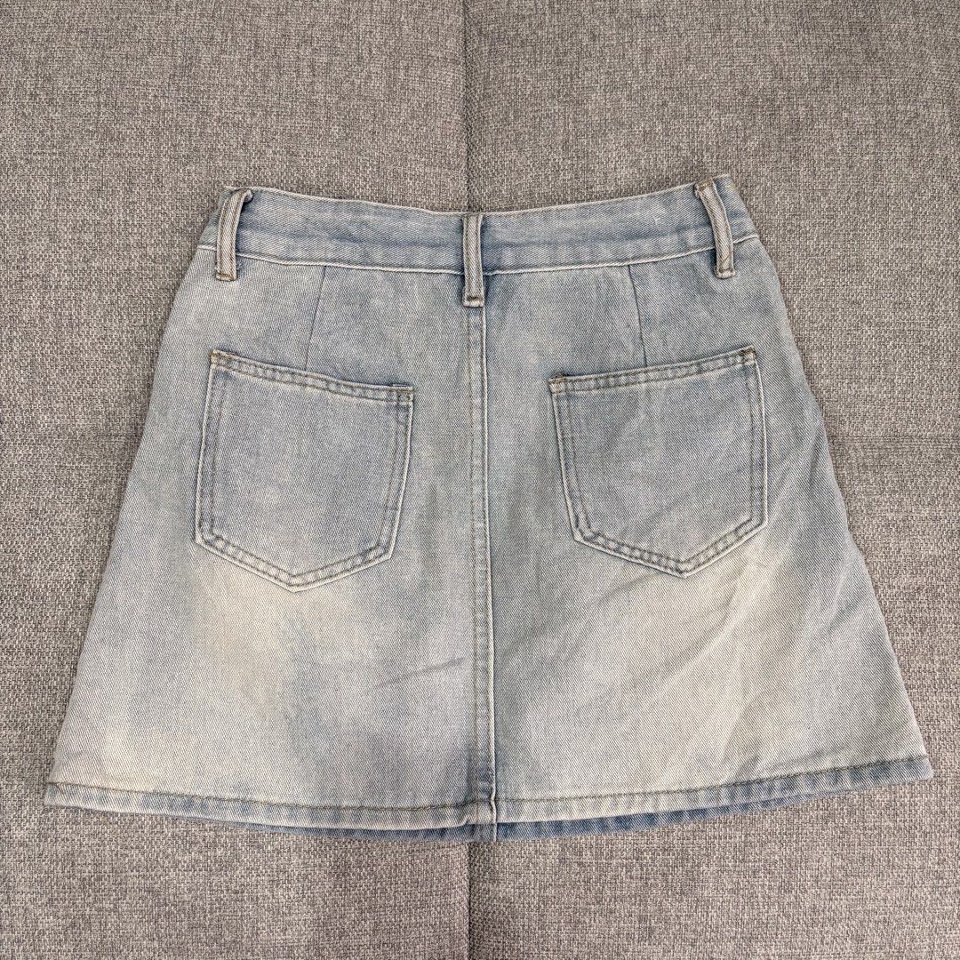 Light wash denim mini skirt with front pockets (Category: Skirts) located in Makati City. Submitted by jinlouise (Listing ID 1465845942, Image 3). Description: - Trendy light blue wash denim skirt - Flattering high-waist fit with belt loops and single button closure - Practical front utility cargo pockets and two classic back pockets - Durable, sturdy denim fabric with stylish slight fading at the hem - Perfect for casual everyday wear and easy t