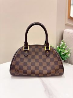 (Category: ) located in . Submitted by luxshare_preloved_ (Listing ID 1465877265, Image 1). Description: .