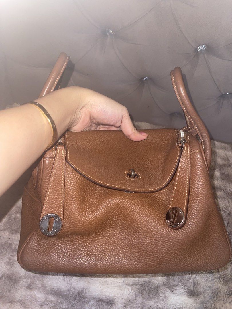 Lindy inspired genuine leather (Category: Luxury Bags & Wallets) located in Roxas City. Submitted by lynngreyartillero (Listing ID 1465810271, Image 2). Description: Lindy Genuine Leather naka Riri M4 underzip🔥🔥 If looking ka sa genuine leather ni Lindy dito kna super tibay at ganda nito🔥🔥 Daig pa ang naka stamp na brand kulang nlng brand name 🔥🔥 super gandaaaa ng condition kahit ukay source🔥🔥.