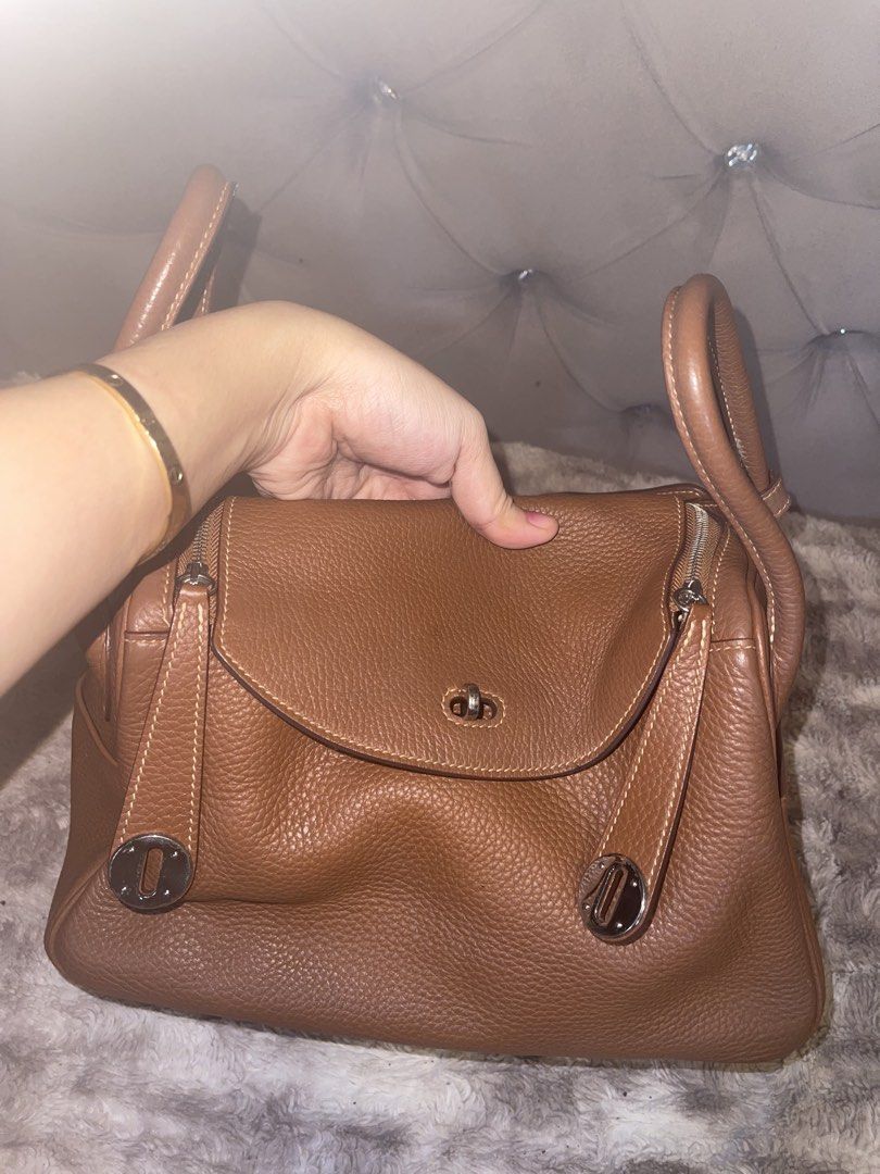 Lindy inspired genuine leather (Category: Luxury Bags & Wallets) located in Roxas City. Submitted by lynngreyartillero (Listing ID 1465810271, Image 1). Description: Lindy Genuine Leather naka Riri M4 underzip🔥🔥 If looking ka sa genuine leather ni Lindy dito kna super tibay at ganda nito🔥🔥 Daig pa ang naka stamp na brand kulang nlng brand name 🔥🔥 super gandaaaa ng condition kahit ukay source🔥🔥.