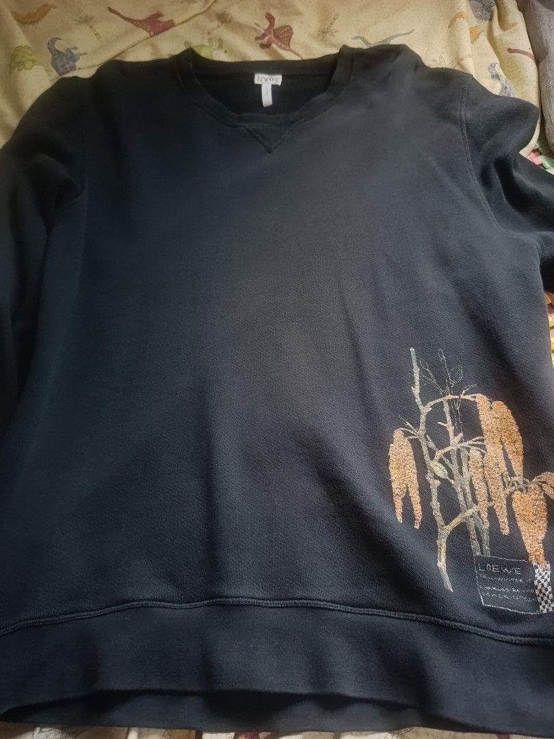 Loewe x Charles Rennie Mackintosh (Category: Longsleeves) located in Urdaneta. Submitted by tetsudoubletaps (Listing ID 1465795309, Image 2). Description: + SF - Brand: Loewe - Style: Black crewneck sweatshirt with V-stitch collar - Material: 100% heavyweight cotton, made in Portugal - Design: Floral illustrations and botanical text on front and back.