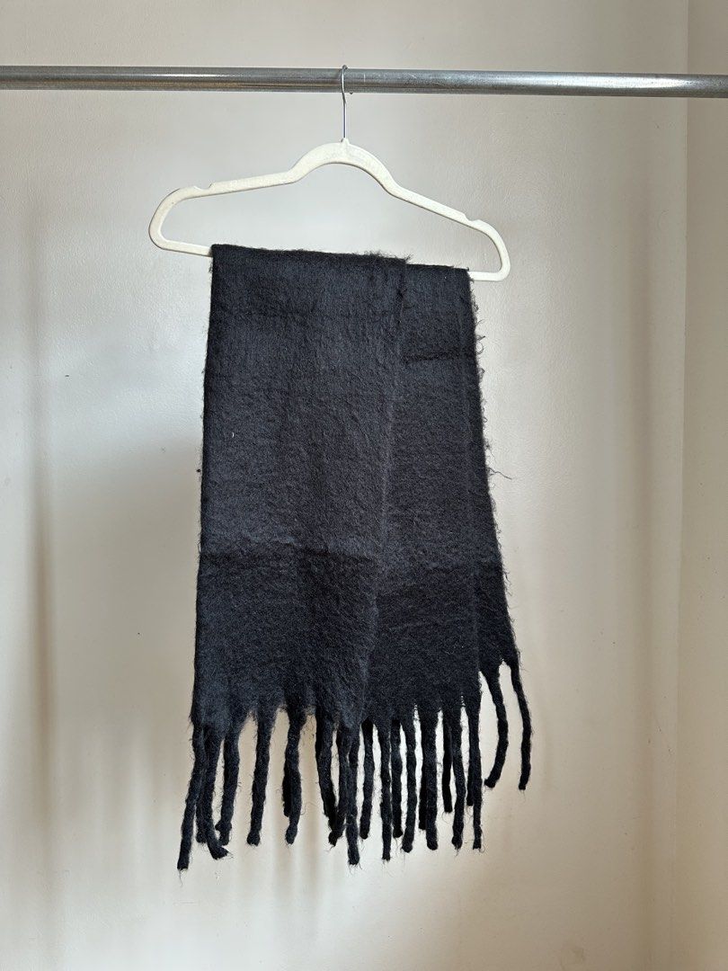 Long Scarf (Category: Scarves) located in Cebu City. Submitted by diabriciaa (Listing ID 1465785528, Image 1). Description: ✿ READ BIO FIRST ✿ FIRST TO PAY GETS THE ITEM ⭑.ᐟ NO COD, PAYMENT FIRST BASIS ⭑.ᐟ about the item ╰┈➤ Used once for a Japan trip ╰┈➤ No flaws RFS: dECLUTTERING.