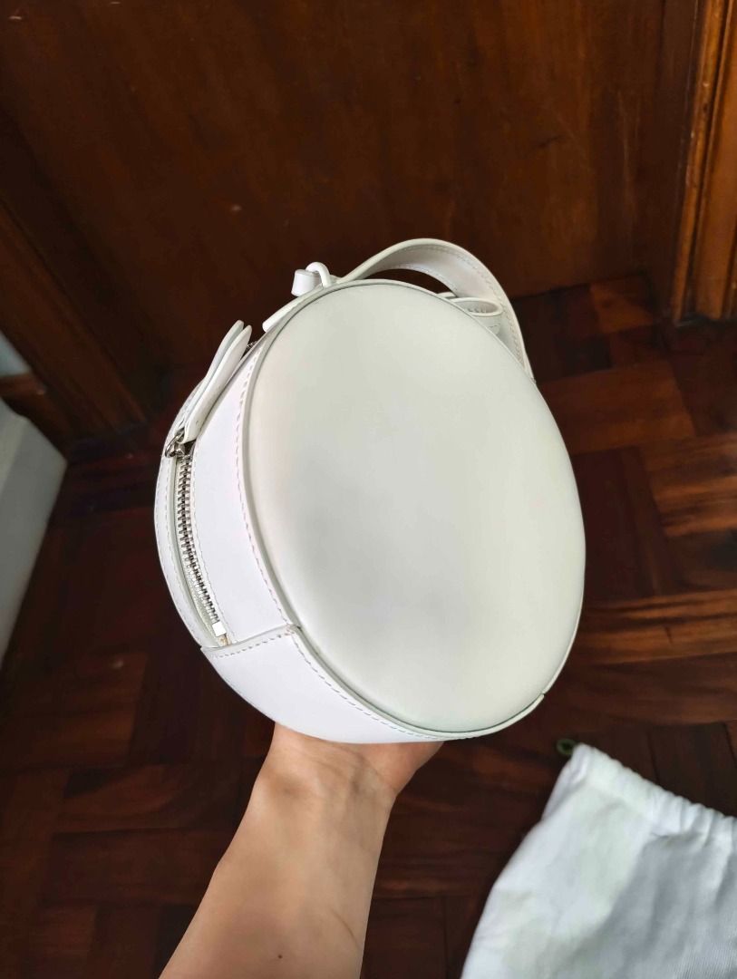 Longchamp Mini Box-Trot Crossbody (Category: Cross-body Bags) located in Quezon City. Submitted by luisykeh (Listing ID 1465823091, Image 2). Description: Brand new, authentic Longchamp Mini Box-Trot Leather Crossbody. Features a sleek, structured calfskin leather silhouette with signature gold-tone hardware. Never used and carefully stored. Condition: Brand New Inclusions: Bag + Original Dust Bag Payment: GCash, Cash, or Bank Transfer Delivery: 