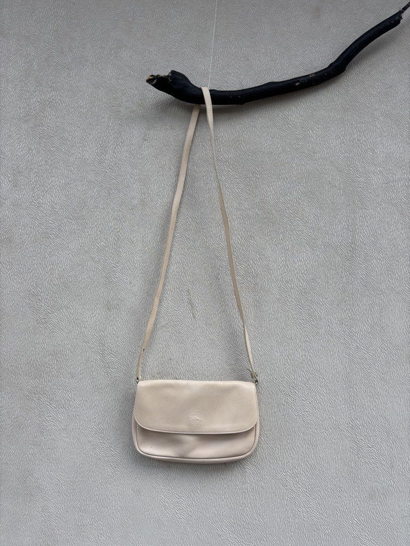 Longchamp Sling/Crossbody Bag (Category: Cross-body Bags) located in Baybay. Submitted by thrift.ed2023 (Listing ID 1465765382, Image 1). Description: Longchamp Sling/Crossbody Bag No Issue Good as New .
