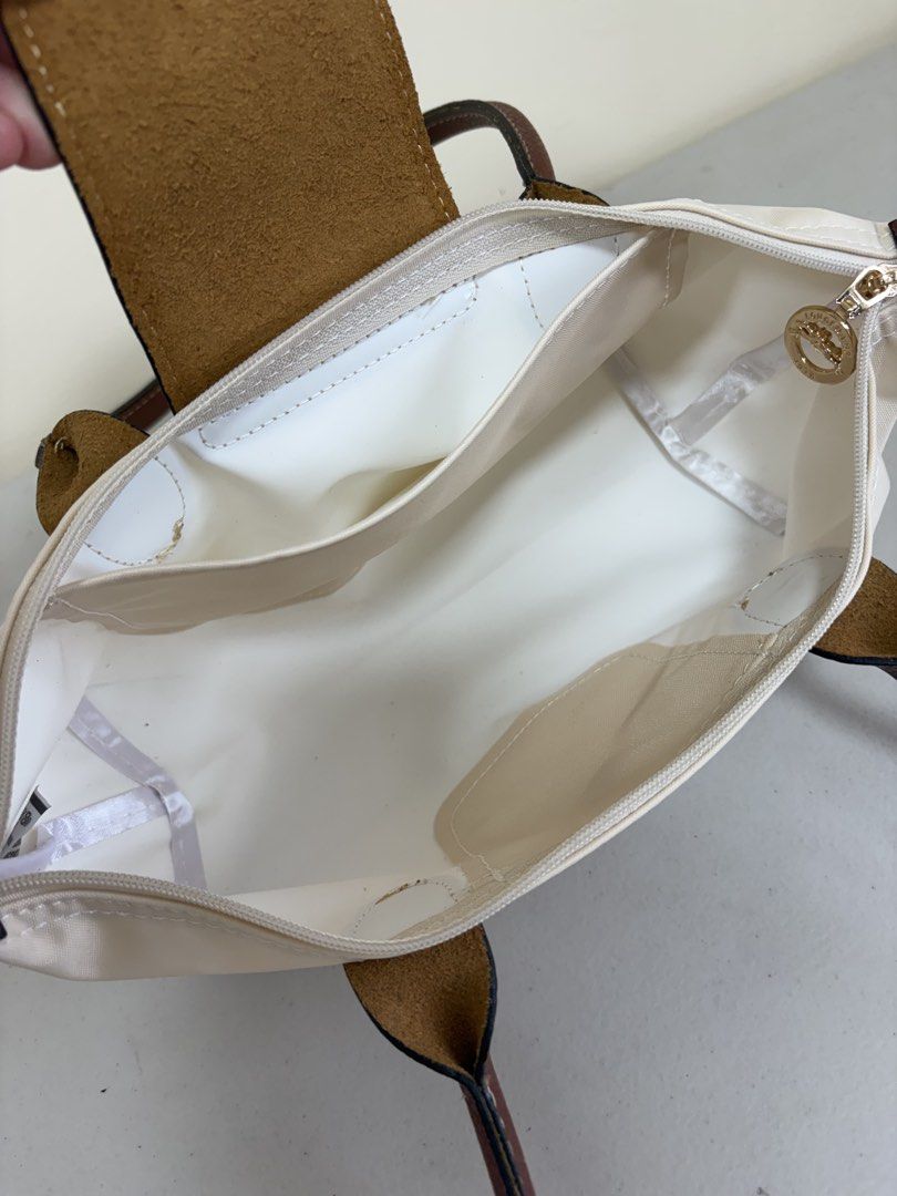 Longchampppo shoulder handbag (Category: Luxury Bags & Wallets) located in Los Banos. Submitted by ditasbautista2329 (Listing ID 1465792139, Image 3). Description: Longchamppp shoulder hand bag Actual pictures posted Leather Excellent condition.