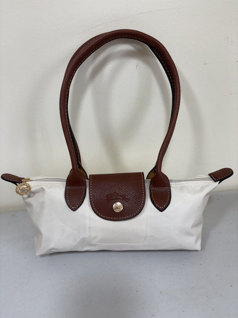 Longchampppo shoulder handbag (Category: Luxury Bags & Wallets) located in Los Banos. Submitted by ditasbautista2329 (Listing ID 1465792139, Image 1). Description: Longchamppp shoulder hand bag Actual pictures posted Leather Excellent condition.