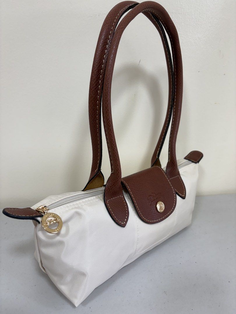 Longchampppo shoulder handbag (Category: Luxury Bags & Wallets) located in Los Banos. Submitted by ditasbautista2329 (Listing ID 1465792139, Image 2). Description: Longchamppp shoulder hand bag Actual pictures posted Leather Excellent condition.
