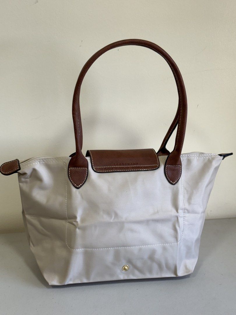 Longchampppp handbag (Category: Luxury Bags & Wallets) located in Los Banos. Submitted by ditasbautista2329 (Listing ID 1465792606, Image 3). Description: Longchamppp hand bag Actual pictures posted Nylon/leather combination Excellent condition.