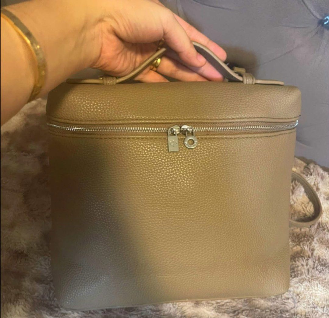 Loro Piana (Category: Luxury Bags & Wallets) located in Roxas City. Submitted by lynngreyartillero (Listing ID 1465804254, Image 1). Description: Gandaaaa nito Loro Piana backpack rare with itikita 🤍🤍🤍💚💚💚 Pinaka sign of used is rubs only sa sides💚💚 Pls manage your expectations still preloved items po 💚💚 Pm sa offer free sf 💚💚.