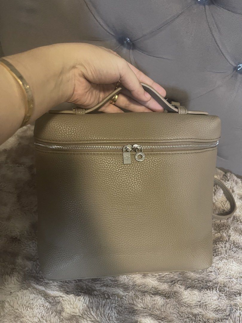 Loro Piana (Category: Luxury Bags & Wallets) located in Roxas City. Submitted by lynngreyartillero (Listing ID 1465804254, Image 3). Description: Gandaaaa nito Loro Piana backpack rare with itikita 🤍🤍🤍💚💚💚 Pinaka sign of used is rubs only sa sides💚💚 Pls manage your expectations still preloved items po 💚💚 Pm sa offer free sf 💚💚.