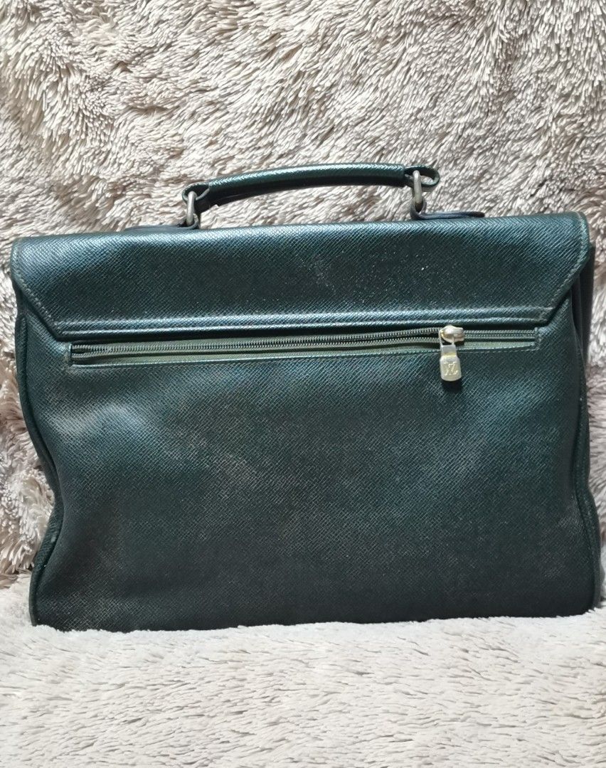 Louis Vuitton Handbag (Category: Clutches) located in Lucena. Submitted by Miss_KitKitYow (Listing ID 1465946181, Image 2). Description: Might consider😊😊 ⚠️MOP - G**SH ⚠️MOD - J&T ⚠️No COD 📌pics upon request.
