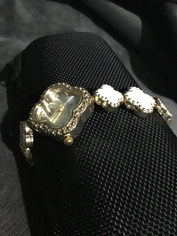 Louis Vuitton Quartz (Category: Women's Watches) located in Baguio. Submitted by agozun61 (Listing ID 1465915249, Image 2). Description: Quartz authentic with white pearl gold plate bracelet..
