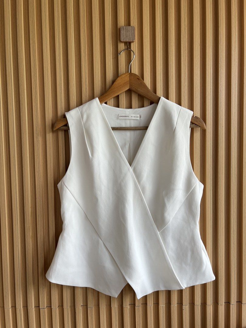 Love Bonito (Category: Sleeveless) located in Lipa City. Submitted by thyra06 (Listing ID 1465793163, Image 2). Description: Love bonito top good as new rare find🩶😍.