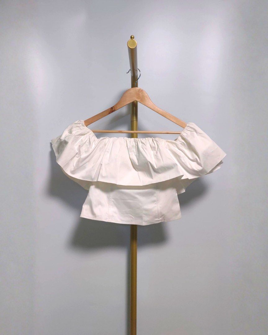 Love Bonito Off Shoulder (Category: Blouses) located in Paranaque City. Submitted by closetclub308 (Listing ID 1465912901, Image 1). Description: Love Bonito White Off shoulder Top Like New Size: XS.