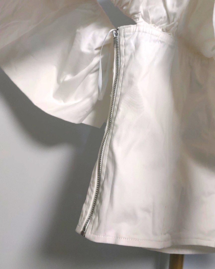 Love Bonito Off Shoulder (Category: Blouses) located in Paranaque City. Submitted by closetclub308 (Listing ID 1465912901, Image 3). Description: Love Bonito White Off shoulder Top Like New Size: XS.