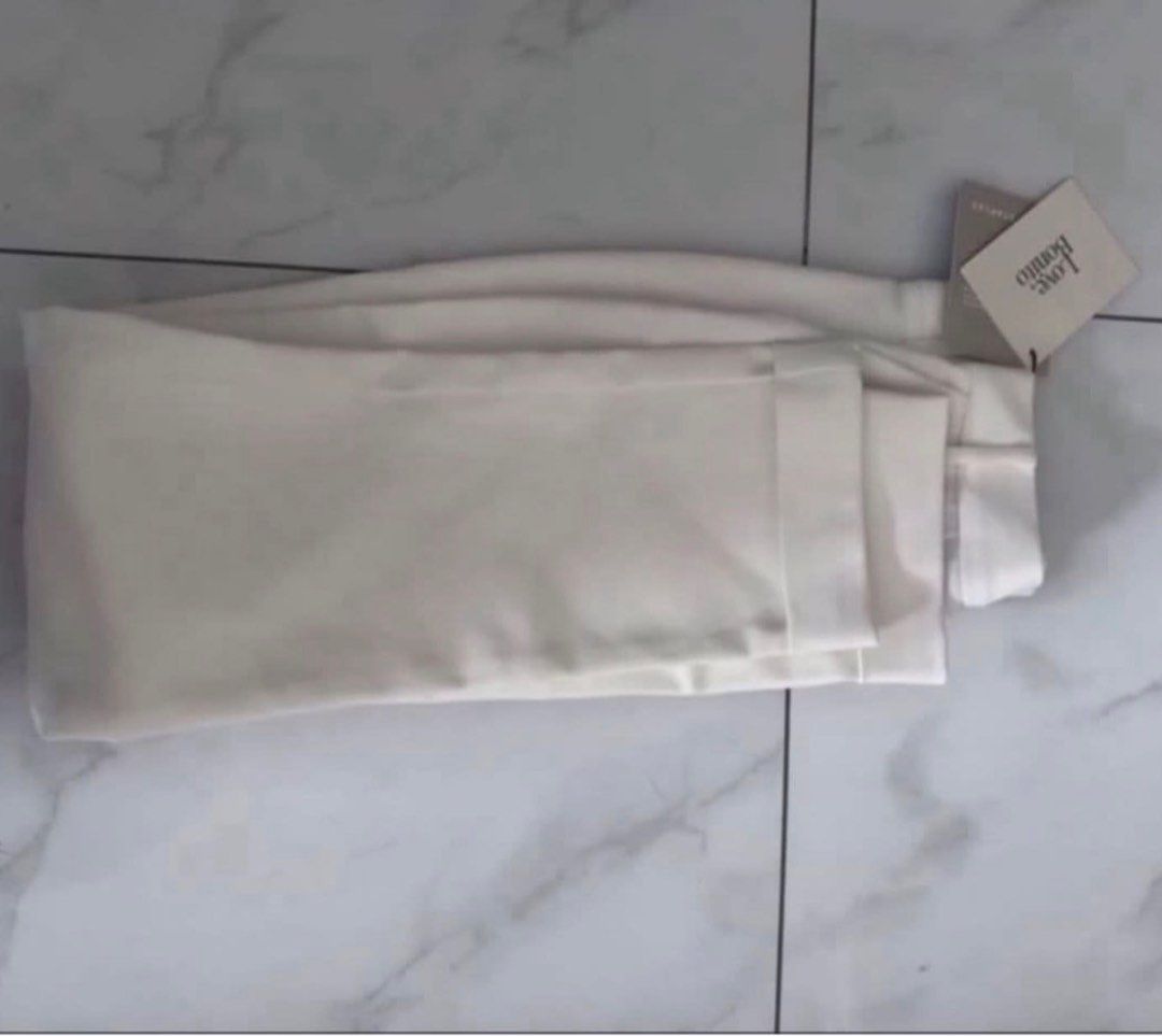 Love Bonito White Tapered Pants (Category: Jeans) located in Manila. Submitted by decluterthings888 (Listing ID 1465879473, Image 1). Description: - Brand new with original tags attached - Crisp white shade, perfect for work or smart casual wear - High-waisted fit with stylish front pleats - Features trendy rolled-up cuffs and functional side pockets - A versatile staple piece from the Love Bonito collection.