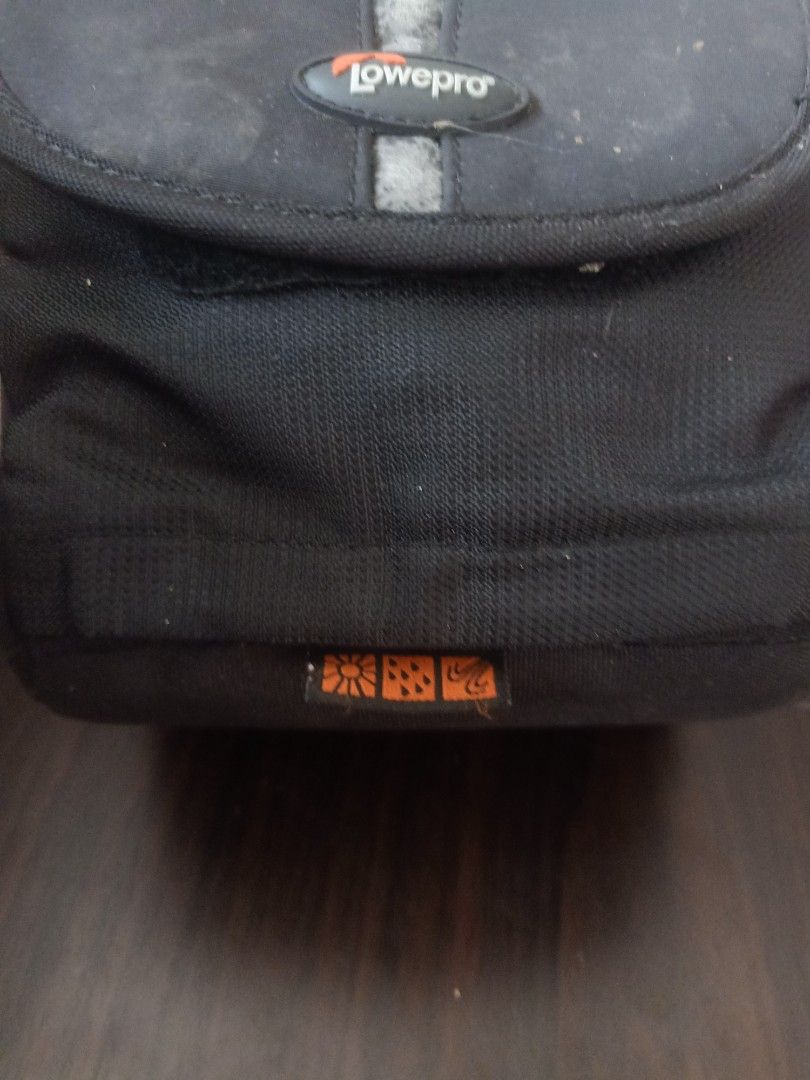 Lowepro camera bag (Category: Camera Bags & Carriers) located in Las Pinas. Submitted by the_recycle_shop (Listing ID 1465761337, Image 2). Description: Original needs cleaning Good condition.