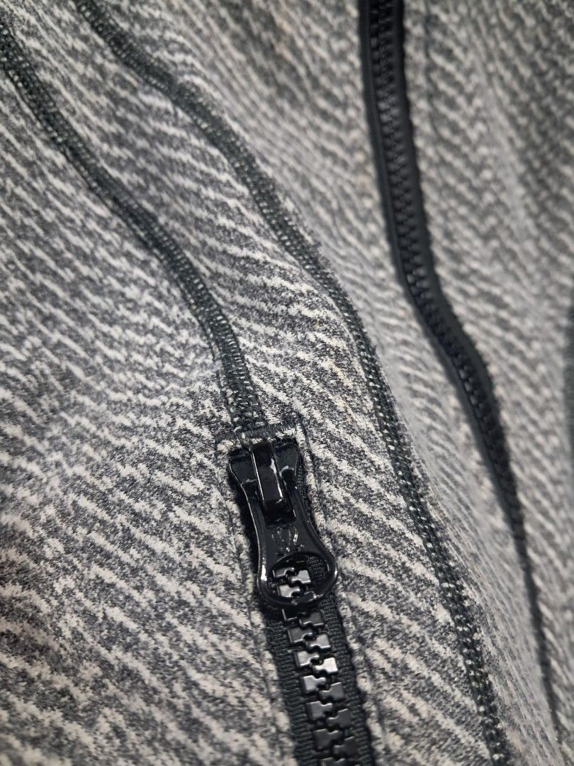 Lululemon (Category: Coats, Jackets and Outerwear) located in Baguio. Submitted by floss31172840 (Listing ID 1465927544, Image 3). Description: 980 freeship size 4 on tag excellent condition.
