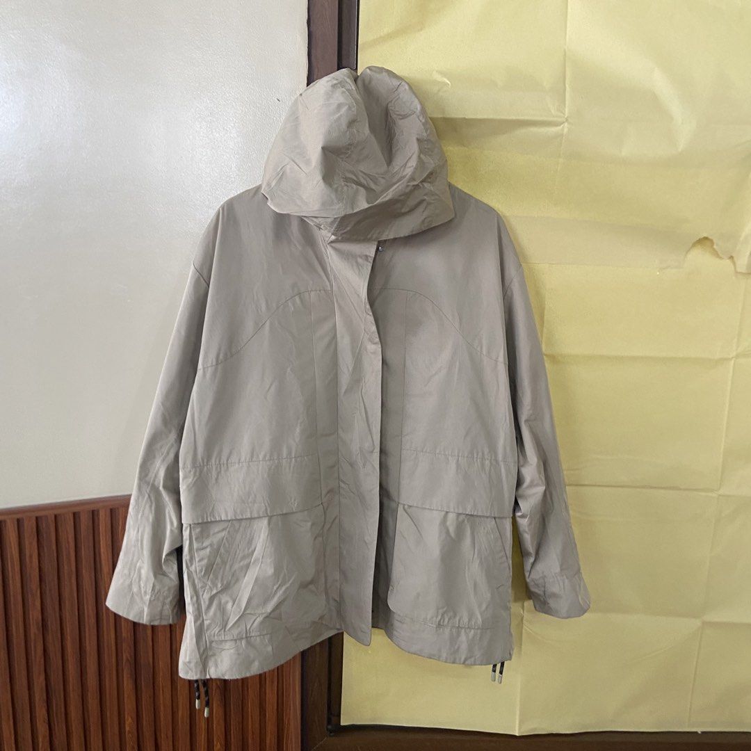 LULULEMON OVERSIZED RAIN JACKET (Category: Coats, Jackets and Outerwear) located in Dueñas. Submitted by d1gidoll (Listing ID 1465831348, Image 2). Description: LULULEMON 24 width 30 length 20 length Like new No flaws DM📩.