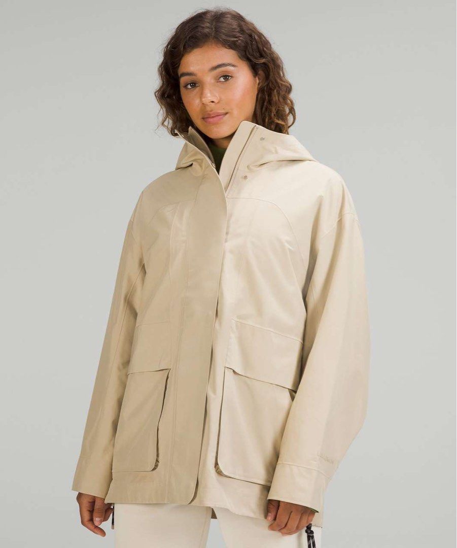 LULULEMON OVERSIZED RAIN JACKET (Category: Coats, Jackets and Outerwear) located in Dueñas. Submitted by d1gidoll (Listing ID 1465831348, Image 1). Description: LULULEMON 24 width 30 length 20 length Like new No flaws DM📩.