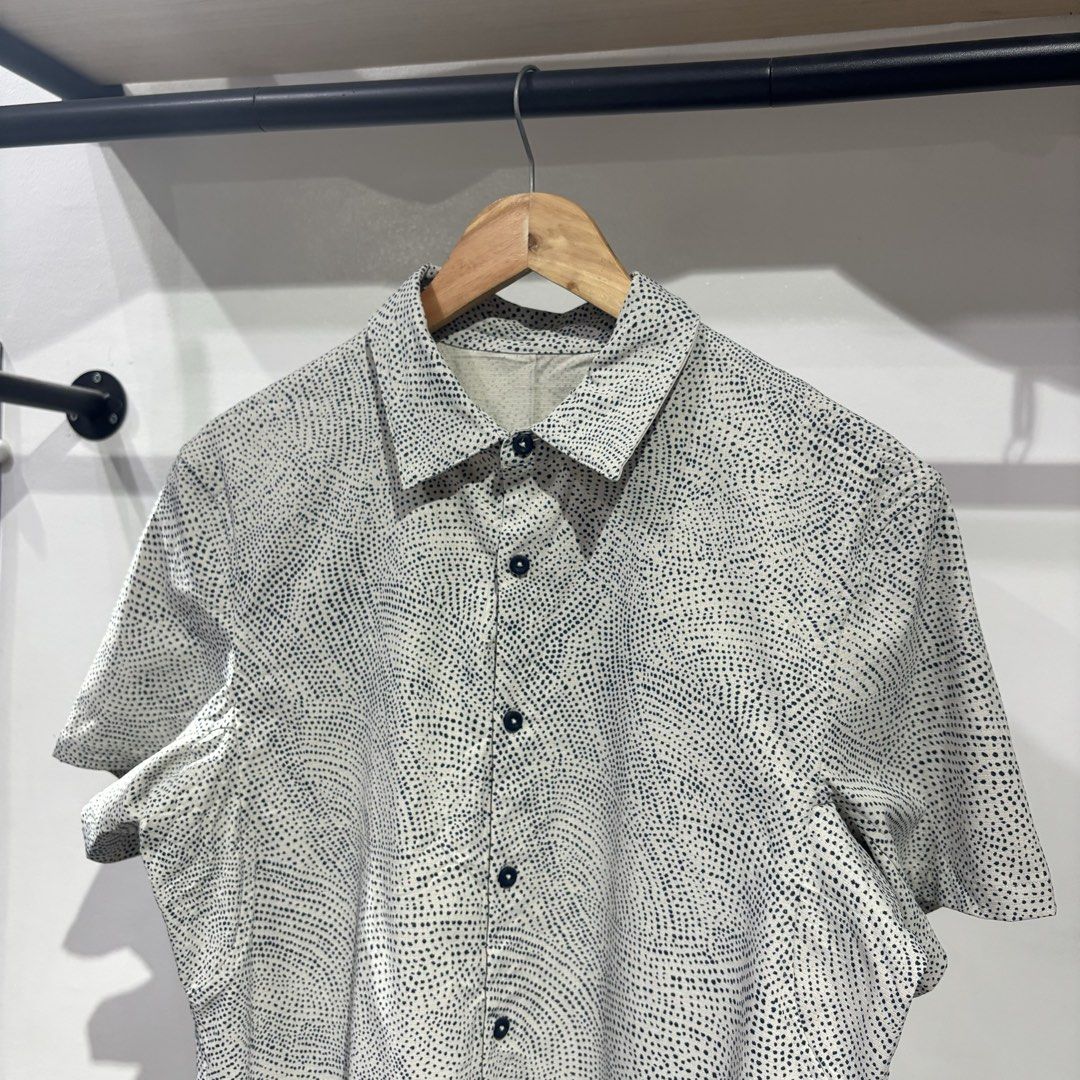 Lululemon Polka Polo shirt (Category: Tshirts & Polo Shirts ) located in Bambang. Submitted by heats777 (Listing ID 1465821555, Image 1). Description: Excellent condition No issue Size: Best fit to M.