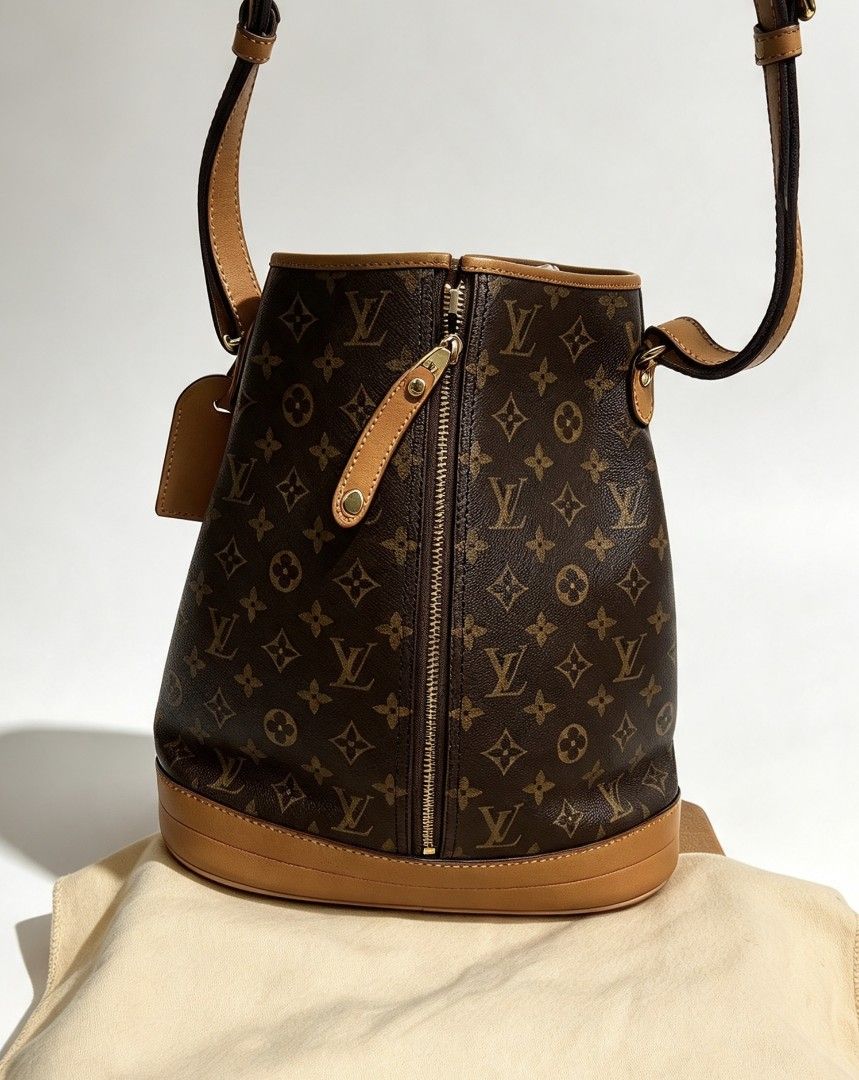 Lv bag (Category: Shoulder Bags) located in Iloilo. Submitted by khonz (Listing ID 1465761265, Image 1). Description: no flaw.