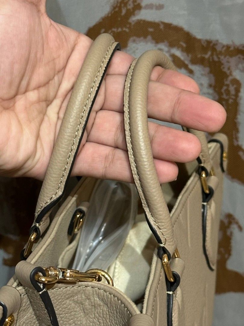 LV ON THE GO BAG FROM JAPAN (Category: Luxury Bags & Wallets) located in Manila. Submitted by tianasmom (Listing ID 1465784219, Image 3). Description: 🇯🇵 JAPAN PRELOVED 💯 GENUINE LEATHER WITH CODE WITH DUSTBAG WITH STRAP.