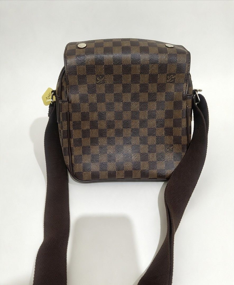 Lv sling bag (Category: Luxury Bags & Wallets) located in Iloilo. Submitted by khonz (Listing ID 1465774533, Image 1). Description: no flaw.