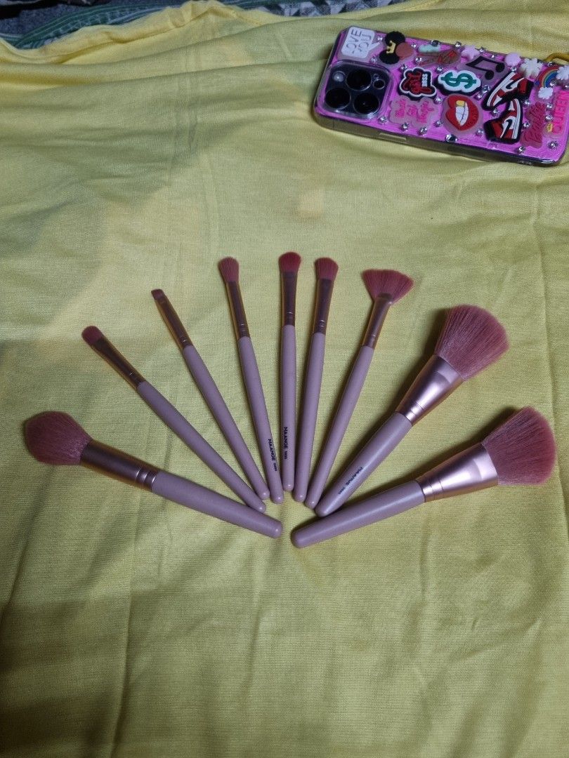 Maange pink makeup brush set 9 pieces (Category: Makeup) located in Manila. Submitted by monya111 (Listing ID 1465762991, Image 1). Description: - Brand: Maange (9-piece set) - Color: Pink with chic rose gold ferrules - Condition: Brand new / Unused - Bristles: Ultra-soft for a smooth finish - Includes: Powder brushes, fan brush, blending brushes, and fine detail brushes - Perfect for full-face makeup application.