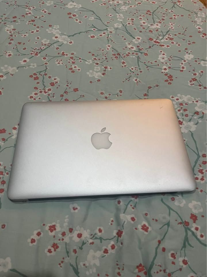 MacBook Air 11-inch Early 2015 (Category: Laptops & Notebooks) located in Caloocan City. Submitted by greyraine227203 (Listing ID 1465906640, Image 2). Description: Selling my MacBook Air 11-inch (Early 2015). Fully functional and still works well for everyday use such as browsing, writing, documents, streaming, and other basic tasks. Specs • 11-inch MacBook Air (Early 2015) • 1.6 GHz Dual-Core Intel Core i5 • 4 GB 1600 MHz DDR3 RAM • 121 GB flas