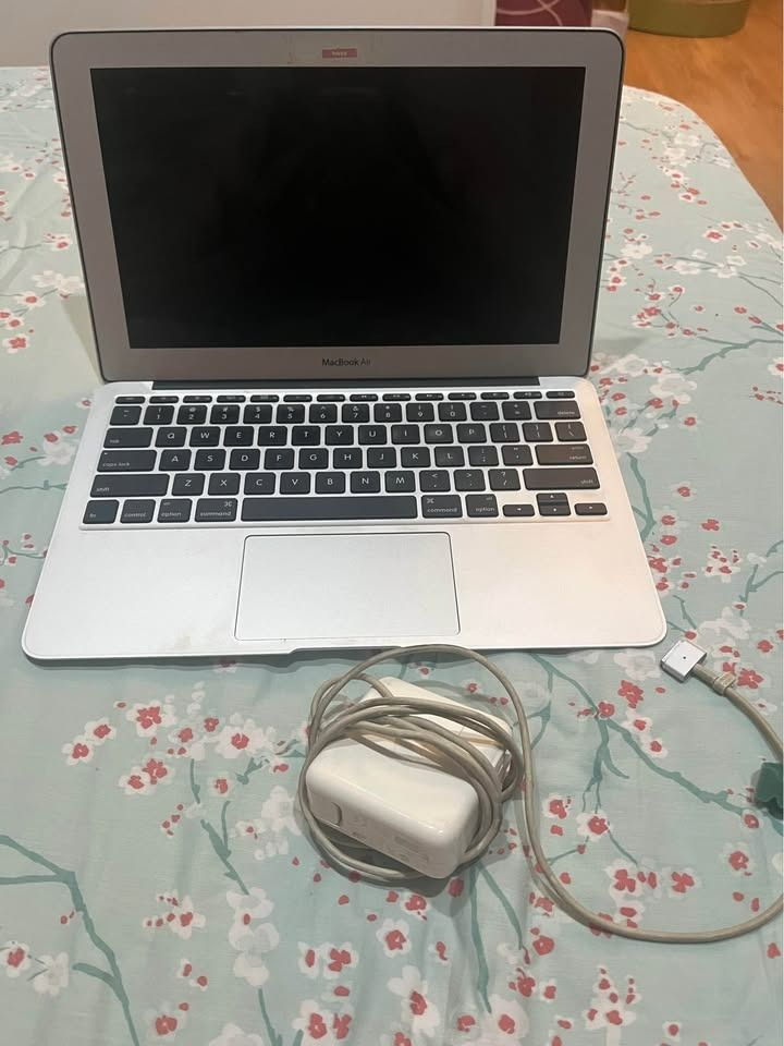 MacBook Air 11-inch Early 2015 (Category: Laptops & Notebooks) located in Caloocan City. Submitted by greyraine227203 (Listing ID 1465906640, Image 3). Description: Selling my MacBook Air 11-inch (Early 2015). Fully functional and still works well for everyday use such as browsing, writing, documents, streaming, and other basic tasks. Specs • 11-inch MacBook Air (Early 2015) • 1.6 GHz Dual-Core Intel Core i5 • 4 GB 1600 MHz DDR3 RAM • 121 GB flas