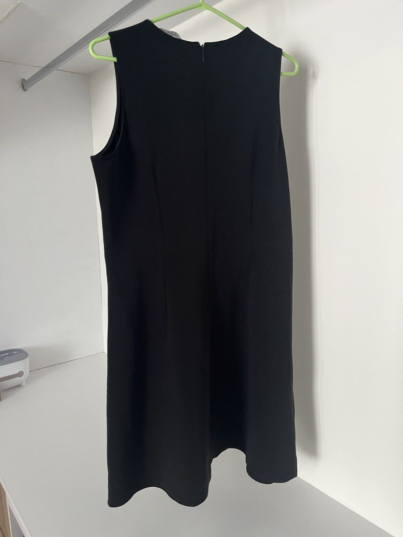 Mango Black Sleeveless Mini Dress (Category: Dresses) located in Quezon City. Submitted by cooperminie (Listing ID 1465816086, Image 2). Description: - Color: Solid black - Style: Sleeveless, round neckline, fitted waist seam, flared skirt - Closure: Hidden back zipper - Perfect for: Workwear, casual outings, or versatile everyday styling.