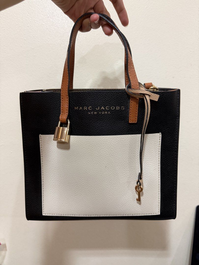 Marc Jacobs - Mini Grind (Category: Cross-body Bags) located in Bulacan. Submitted by em_declutter (Listing ID 1465779925, Image 1). Description: Used for a few times only. Condition: 9/10.