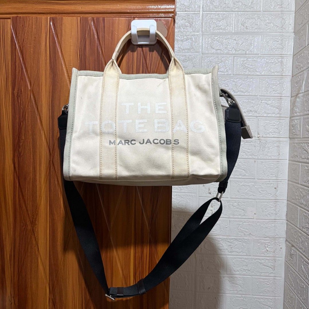 Marc Jacobs the tote bag (Category: Tote Bags) located in Carmen. Submitted by aquarius.00 (Listing ID 1465923302, Image 2). Description: linis lang kunti excellent.