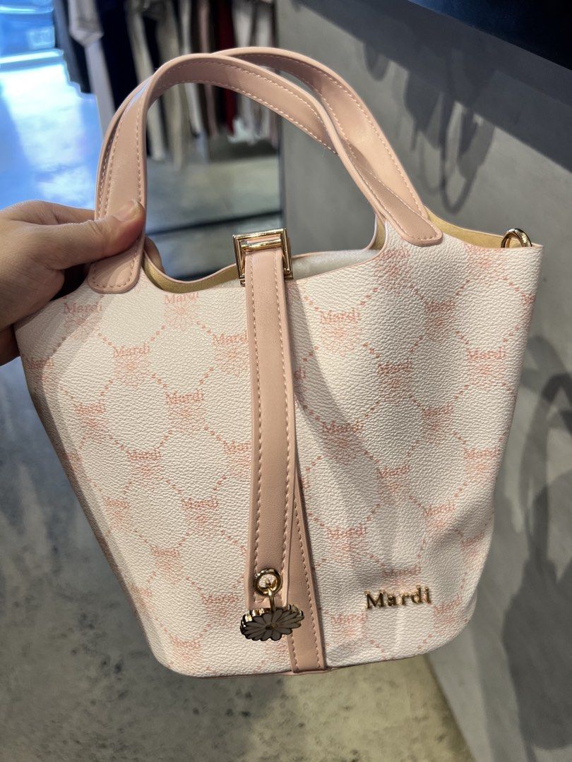 Mardi Bucket 2way bag (Category: Luxury Bags & Wallets) located in Imus. Submitted by vdc.apparel (Listing ID 1465875821, Image 1). Description: .