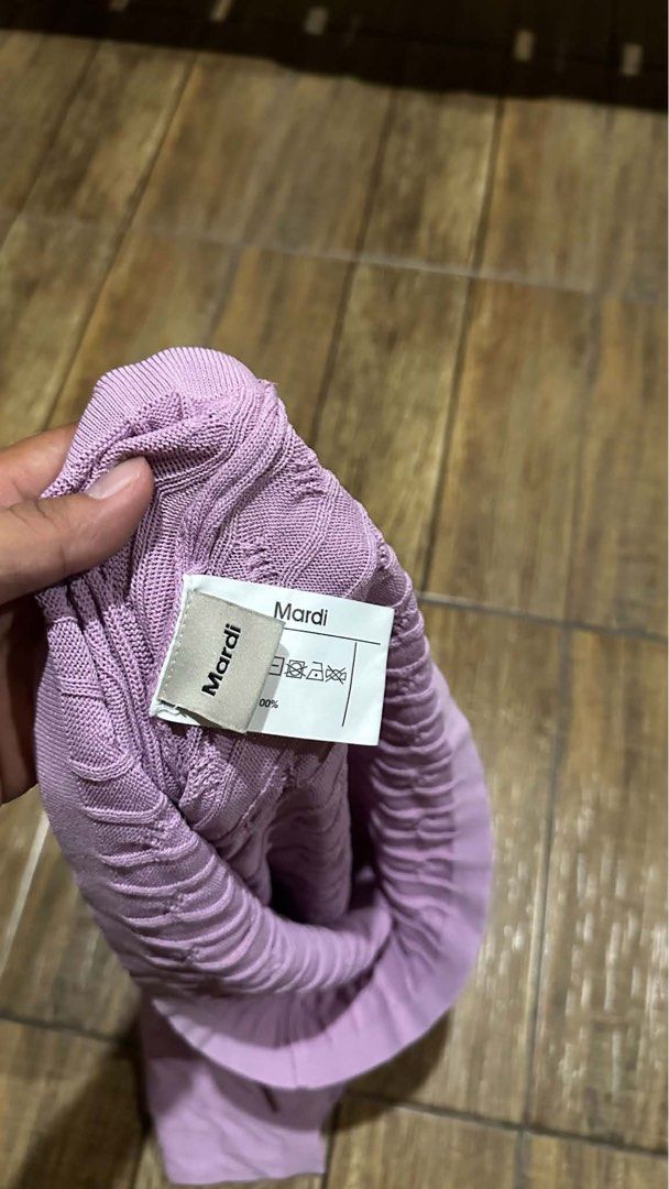 MARDI KNITTED (Category: Shirts) located in Manila. Submitted by urban-vintage_2 (Listing ID 1465779652, Image 3). Description: ISSUE: NONE (NEED WASH) MOP :GCASH (NO COD) SHIP VIA: LALAMOVE & J&T LOCATION: PASIG CITY LENGTH: 26 WIDTH :20 OFF/LEGIT .