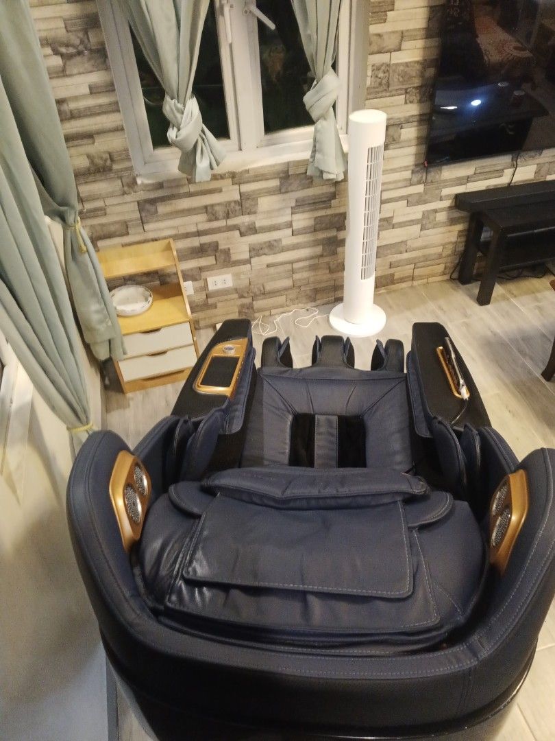 Massage Chair Gintel S7 (Category: Chairs) located in Baguio. Submitted by pepper.sau53shoe (Listing ID 1465878789, Image 3). Description: Gintel S7 Model: GT9977 Rated Voltage: 220 Rated Power: 150 Watts Matwrial: Leather Voice Command with bluetooth speaker Magnetic phone charger.