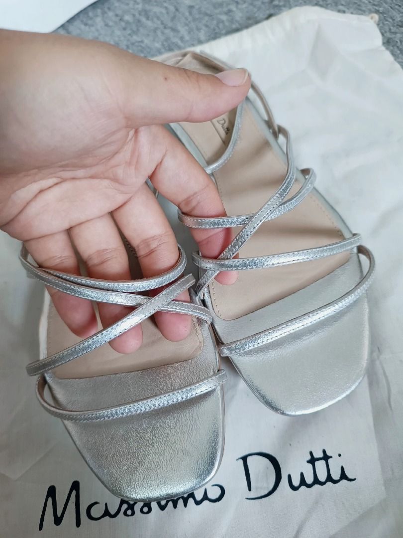 Massimo Dutti Silver Ballet Flats | MD-740536589618 (Category: Flats & Sandals) located in Paranaque City. Submitted by silverphoenix.00302e (Listing ID 1465799122, Image 1). Description: Massimo Dutti Silver Ballet Flats. Upper: goat leather. Lining: sheep leather. Sole: rubber. Condition: try-on marks on the outsole; some silver finish loss. Please review the photos for the exact condition. Reference: MD-740536589618..