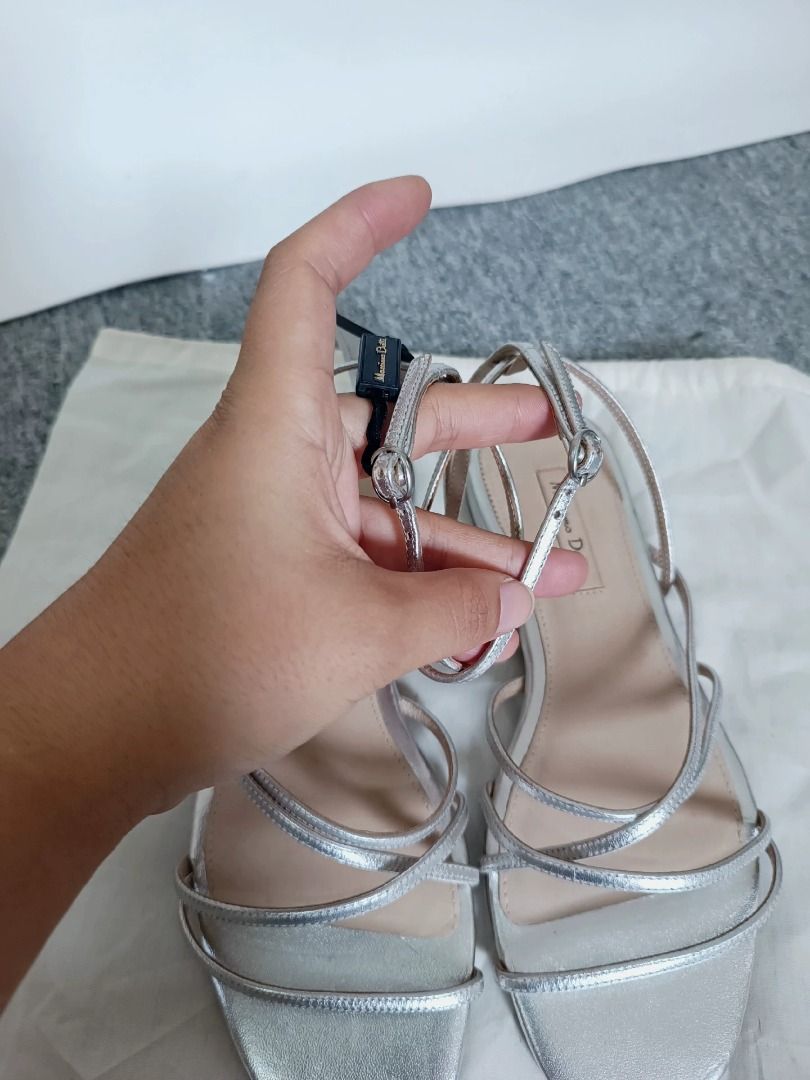 Massimo Dutti Silver Ballet Flats | MD-740536589618 (Category: Flats & Sandals) located in Paranaque City. Submitted by silverphoenix.00302e (Listing ID 1465799122, Image 2). Description: Massimo Dutti Silver Ballet Flats. Upper: goat leather. Lining: sheep leather. Sole: rubber. Condition: try-on marks on the outsole; some silver finish loss. Please review the photos for the exact condition. Reference: MD-740536589618..
